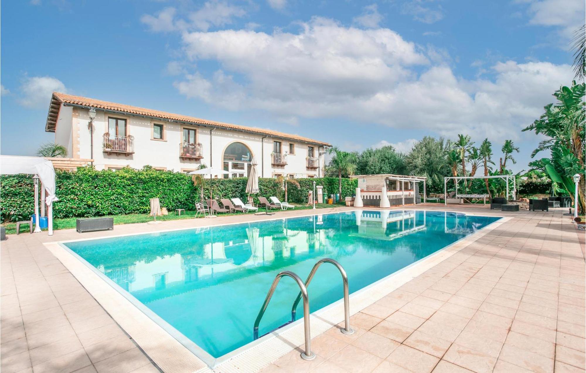 2 Bedroom Pet Friendly In Siracusa Holiday home *